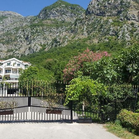 Roman Gardens Studio Apartment Рисан Экстерьер фото