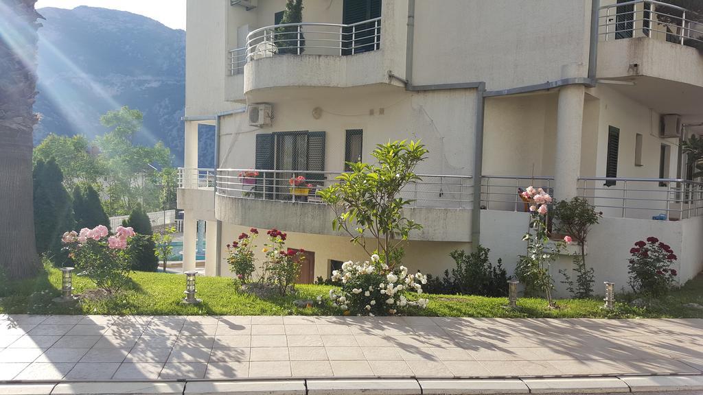 Roman Gardens Studio Apartment Рисан Экстерьер фото