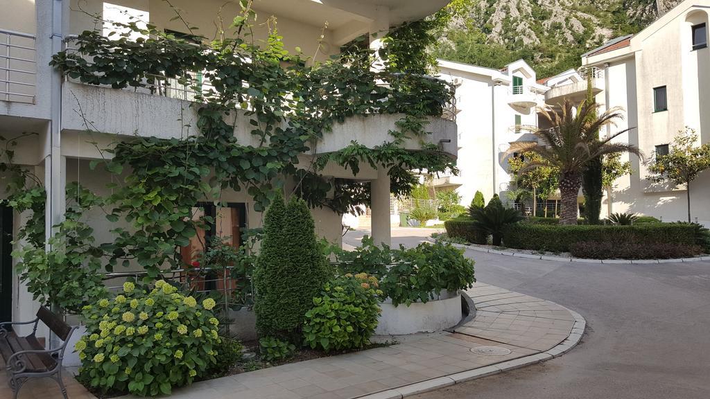 Roman Gardens Studio Apartment Рисан Экстерьер фото