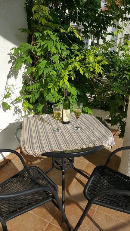 Roman Gardens Studio Apartment Рисан Экстерьер фото