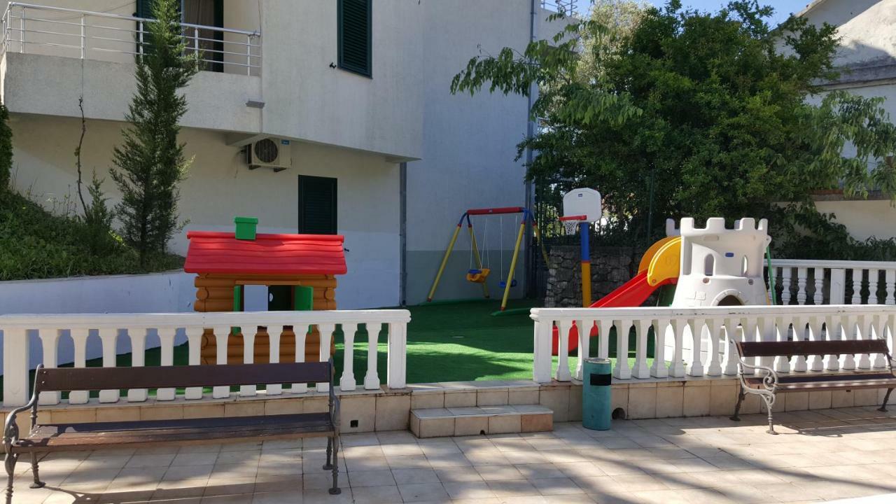 Roman Gardens Studio Apartment Рисан Экстерьер фото